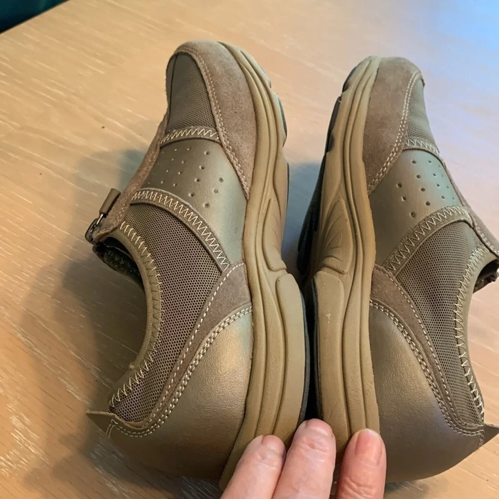 Easy Spirit leather women’s athletic shoes light wear, Sz 6.5 look comfortable